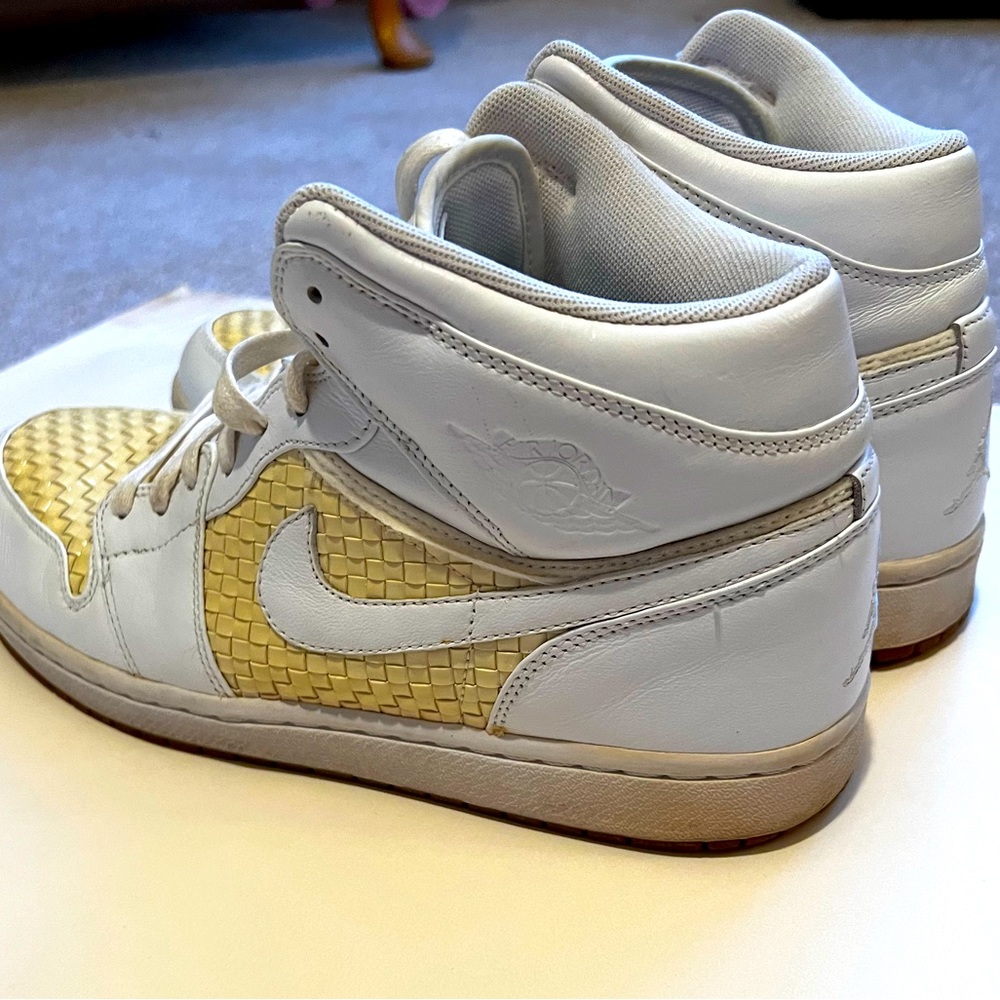 NIKE JORDAN RETRO 1 US 11 white and yellow.